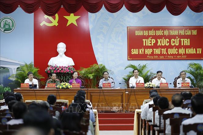 Thủ tướng Phạm Minh Chính và Đoàn đại biểu Quốc hội thành phố Cần Thơ tại buổi tiếp xúc cử tri. Ảnh: Dương Giang/TTXVN