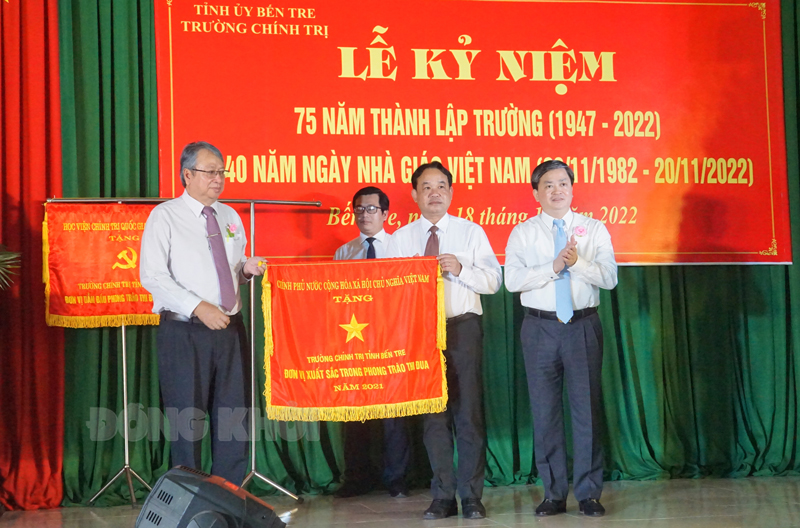 Ủy viên Trung ương Đảng - Bí thư Tỉnh ủy Lê Đức Thọ trao cờ thi đua của Chính phủ cho Trường Chính trị Bến Tre.