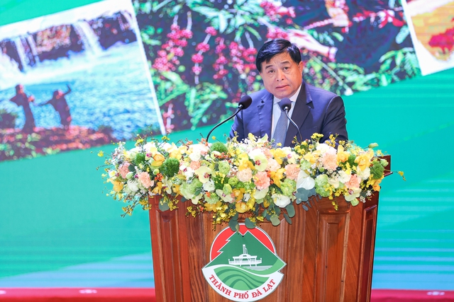 Thủ tướng Phạm Minh Chính chủ trì hội nghị phát triển kinh tế - xã hội, bảo đảm quốc phòng, an ninh Vùng Tây Nguyên Bộ trưởng Bộ Kế hoạch và Đầu tư Nguyễn Chí Dũng công bố Chương trình hành động của Chính phủ - Ảnh: VGP/Nhật Bắc