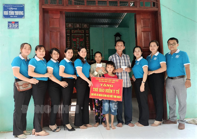 Chi bộ Hội Liên hiệp Phụ nữ huyện Mỏ Cày Bắc tặng thẻ bảo hiểm y tế cho hộ ông Võ Văn Phú, Tổ NDTQ số 3, ấp Phước Hậu, xã Phước Mỹ Trung.