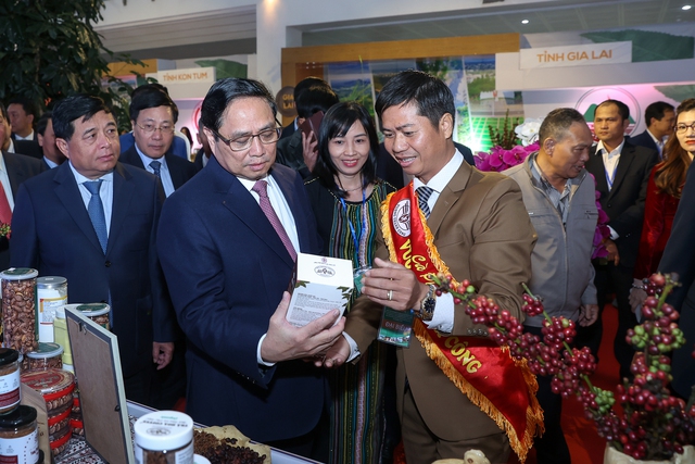 Thủ tướng Phạm Minh Chính chủ trì hội nghị phát triển kinh tế - xã hội, bảo đảm quốc phòng, an ninh Vùng Tây Nguyên Thủ tướng Phạm Minh Chính và các đại biểu thăm gian hàng trưng bày sản phẩm chủ lực Vùng Tây Nguyên tại Triển lãm - Ảnh: VGP/Nhật Bắc
