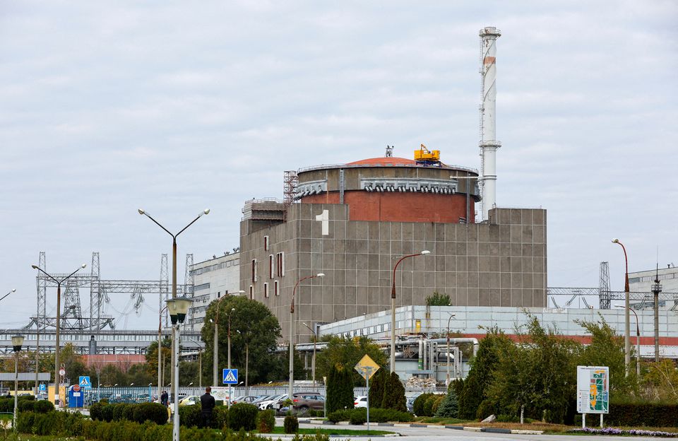 Bên ngoài nhà máy điện hạt nhân Zaporizhzhia ở vùng Zaporizhzhia, Ukraine do Nga kiểm soát. Ảnh: Reuters