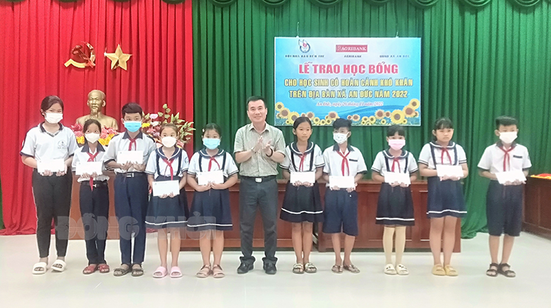 Phó chủ tịch Thường trực Hội Nhà báo TP. Hồ Chí Minh Dương Vũ Thông trao học bổng cho học sinh.