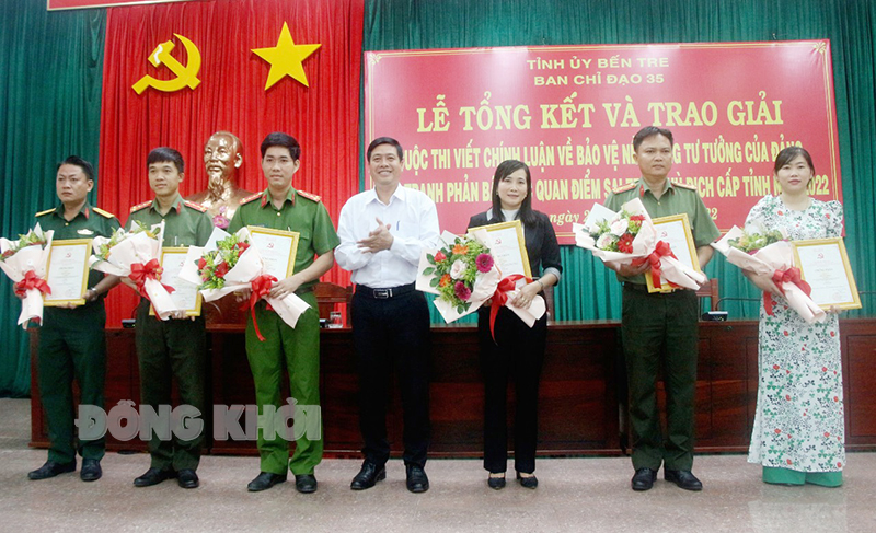 Phó Trưởng Ban Tuyên giáo Tỉnh ủy, Phó Trưởng Ban Tổ chức Cuộc thi Võ Thành Đô trao giải C cho các tác giả đạt giải.