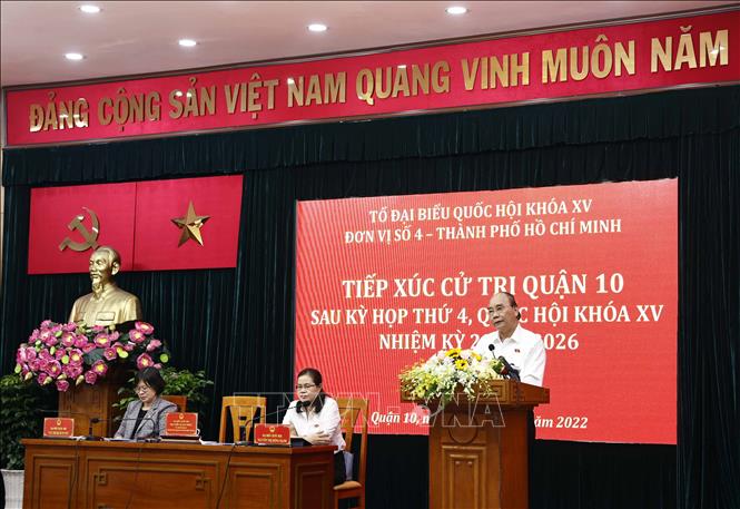 Chủ tịch nước Nguyễn Xuân Phúc phát biểu tại buổi tiếp xúc cử trị Quận 10. Ảnh: Thống Nhất/TTXVN