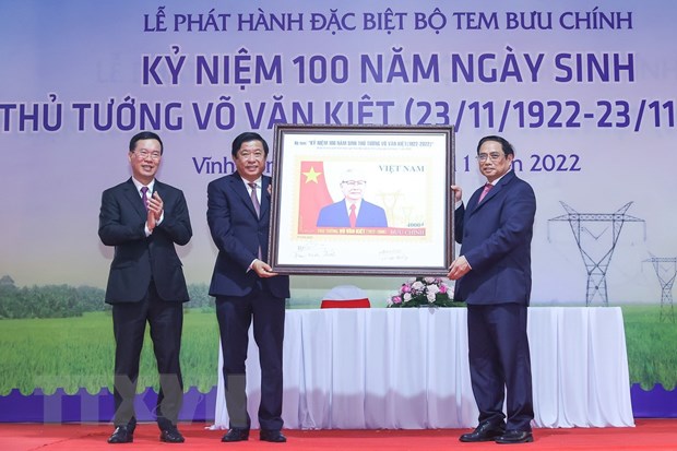 Thủ tướng Phạm Minh Chính trao bức tranh tem bưu chính cho đại diện tỉnh Vĩnh Long. Ảnh: Dương Giang/TTXVN