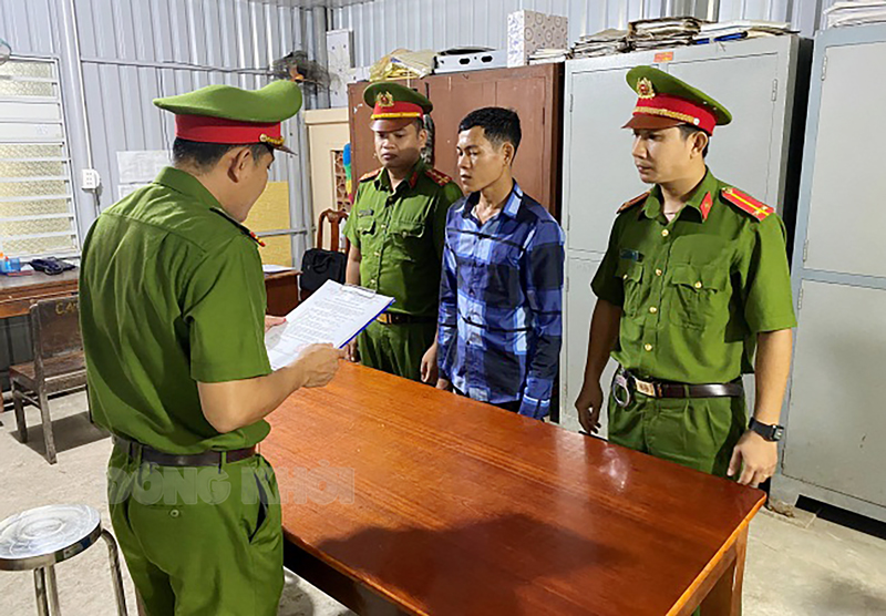 Khởi tố bị can và thi hành lệnh bắt bị can để tạm giam đối với Trần Văn Thừa. Ảnh: Trần Thắng - Thanh Trúc