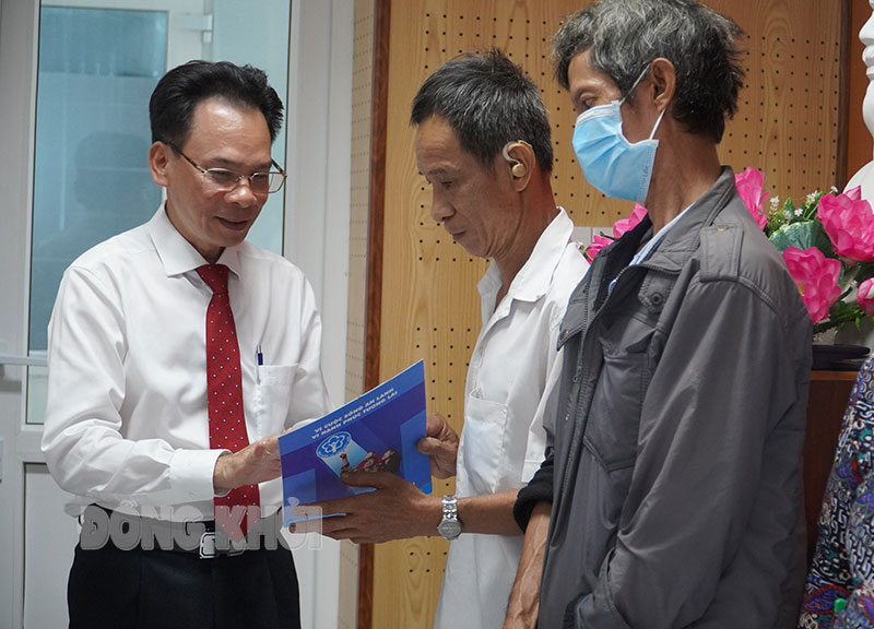 Giám đốc BHXH tỉnh Dương Văn Thắng tặng sổ BHXH, thẻ BHYT cho người dân.