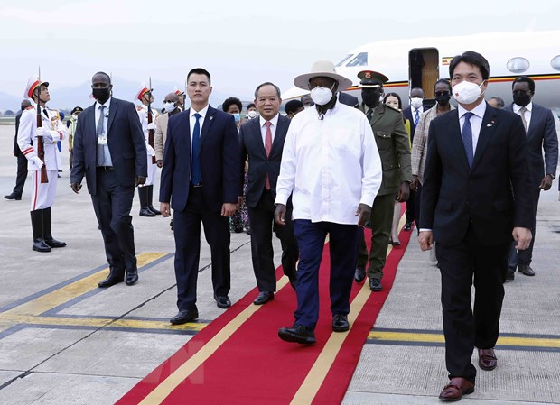 Tổng thống Cộng hòa Uganda bắt đầu thăm chính thức Việt Nam Lễ đón Tổng thống nước Cộng hòa Uganda Yoweri Kaguta Museveni tại sân bay quốc tế Nội Bài. Ảnh: An Đăng/TTXVN