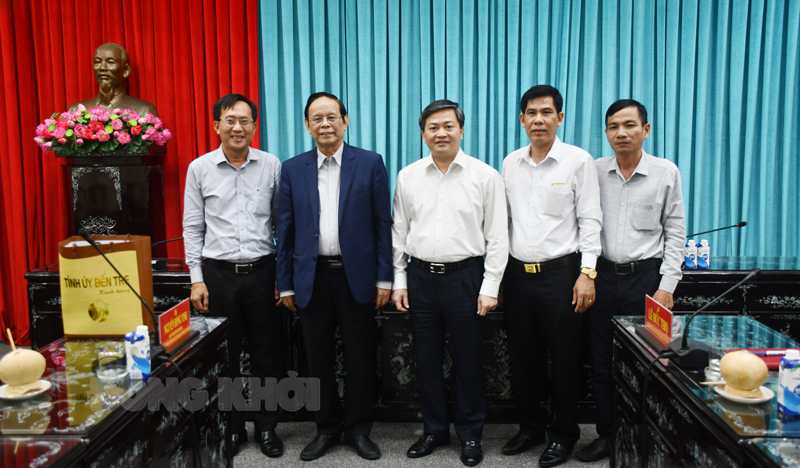 Các đại biểu chụp ảnh với ông Nguyễn Hồng Vinh - nguyên Phó trưởng ban Tuyên giáo Trung ương, nguyên Tổng Biên tập Báo Nhân dân.