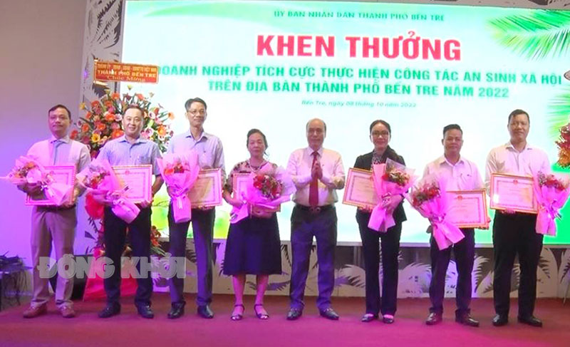 Bí thư Thành ủy TP. Bến Tre Nguyễn Văn Tuấn trao bằng khen cho các doanh nghiệp tích cực đóng góp an sinh xã hội năm 2022. Ảnh: Hồng Quốc