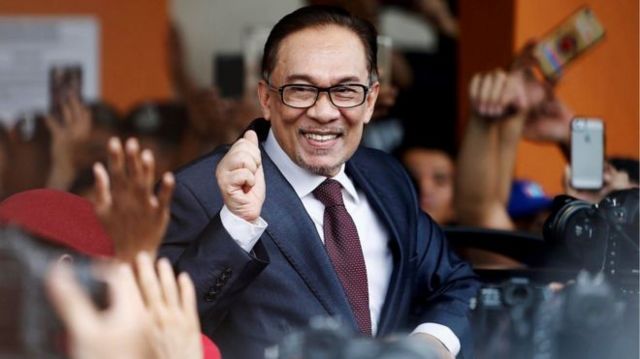 Quốc vương Malaysia chỉ định ông Anwar Ibrahim làm thủ tướng và đứng ra thành lập chính phủ Thủ lĩnh đối lập Anwar Ibrahim. Ảnh: BBC