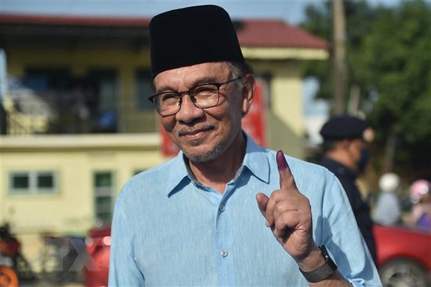 Ông Anwar Ibrahim sau khi bỏ phiếu trong cuộc tổng tuyển cử ở Permatang Pauh, Malaysia. Ảnh: AFP/TTXVN