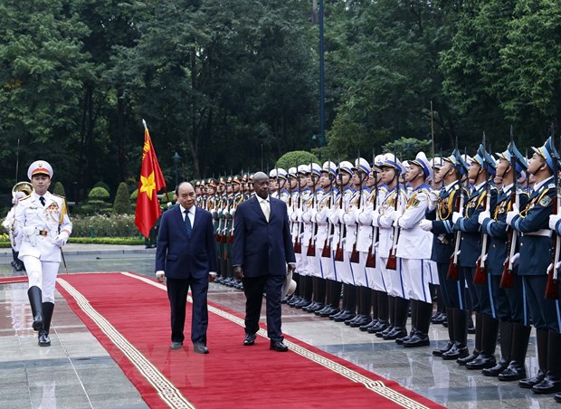 Thúc đẩy quan hệ song phương giữa hai nước Việt Nam và Uganda Chủ tịch nước Nguyễn Xuân Phúc và Tổng thống Uganda Yoweri Kaguta Museveni duyệt Đội danh dự Quân đội nhân dân Việt Nam. Ảnh: Thống Nhất/TTXVN