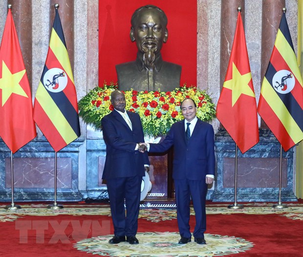 Thúc đẩy quan hệ song phương giữa hai nước Việt Nam và Uganda Chủ tịch nước Nguyễn Xuân Phúc đón Tổng thống Uganda Yoweri Kaguta Museve. Ảnh: Thống Nhất/TTXVN