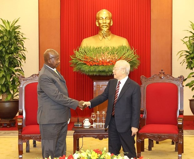 Đưa quan hệ Việt Nam-Uganda tương xứng với tiềm năng của hai nước Tổng Bí thư Nguyễn Phú Trọng tiếp Tổng thống Cộng hòa Uganda Yoweri Kaguta Museveni. (Ảnh: Trí Dũng/TTXVN)