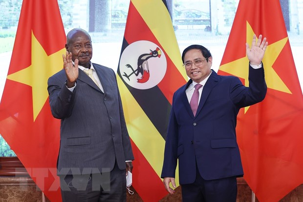 Việt Nam - Uganda đẩy mạnh hợp tác kinh tế, nâng kim ngạch thương mại Thủ tướng Phạm Minh Chính và Tổng thống Uganda Yoweri Kaguta Museveni chụp ảnh chung. Ảnh: Dương Giang/TTXVN