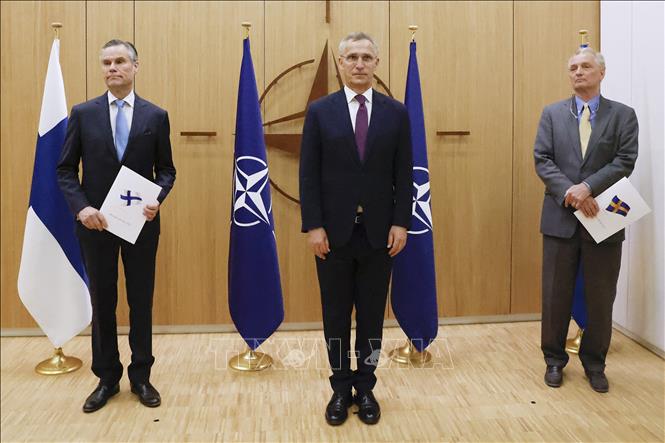 Tổng Thư ký Tổ chức Hiệp ước Bắc Đại Tây Dương (NATO) Jens Stoltenberg (giữa) tiếp nhận đơn xin gia nhập liên minh quân sự từ đại sứ Thụy Điển tại NATO Axel Wernhoff (phải) và đại sứ Phần Lan Klaus Korhonen ở Brussels (Bỉ), ngày 18-5-2022. Ảnh tư liệu: AFP/TTXVN