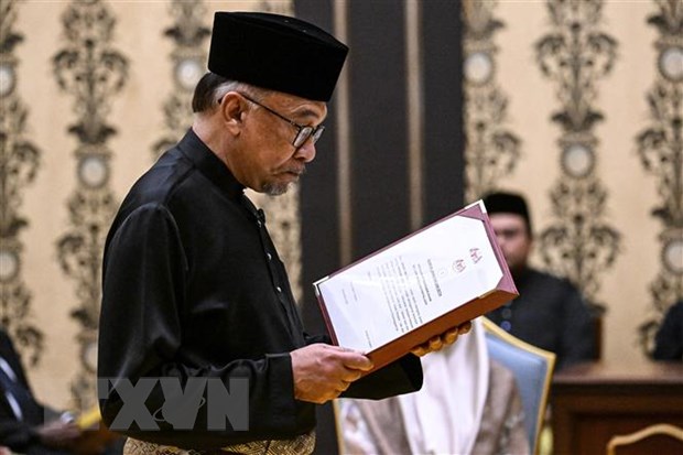 Thủ tướng Malaysia bắt đầu thảo luận thành lập chính phủ Tân Thủ tướng Malaysia Anwar Ibrahim tại lễ tuyên thệ nhậm chức ở Kuala Lumpur, Malaysia, ngày 24-11-2022. Ảnh: AFP/TTXVN