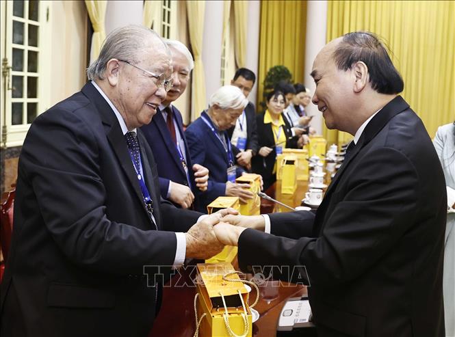 Chủ tịch nước Nguyễn Xuân Phúc tặng quà các đại biểu. Ảnh: Thống Nhất/TTXVN