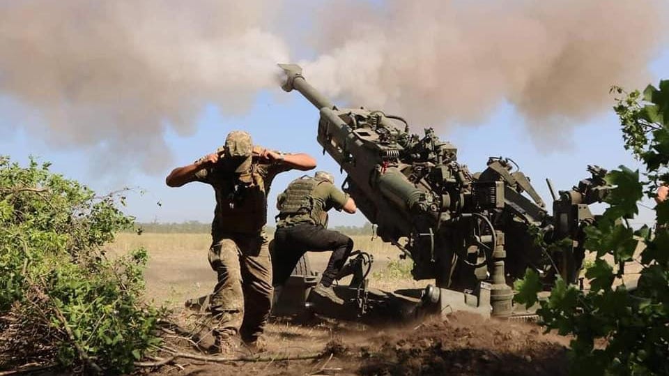 Binh sĩ Ukraine bắn lựu pháo M777. Ảnh: Getty Images