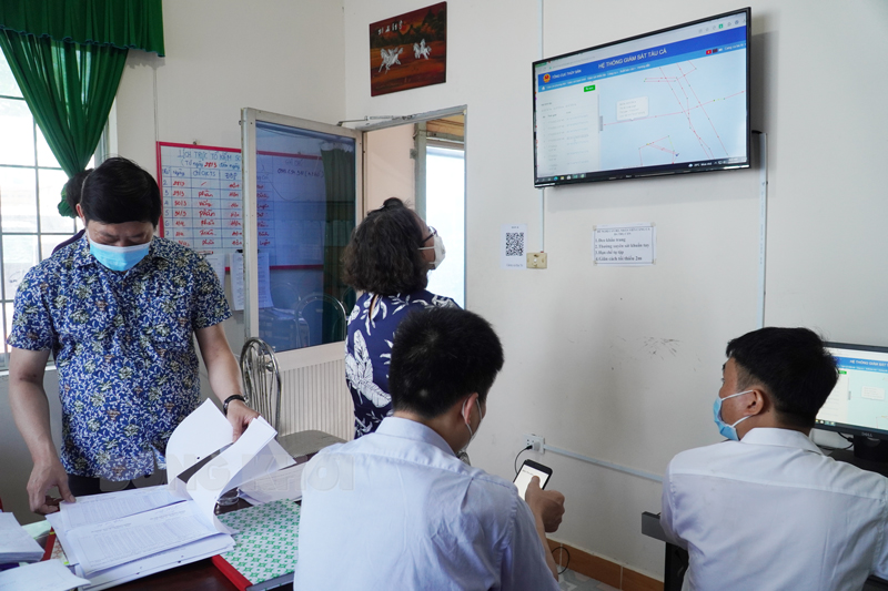 Tập trung tuyên truyền chủ tàu cá nguy cơ cao Cán bộ theo dõi tàu cá trên hệ thống giám sát hành trình.