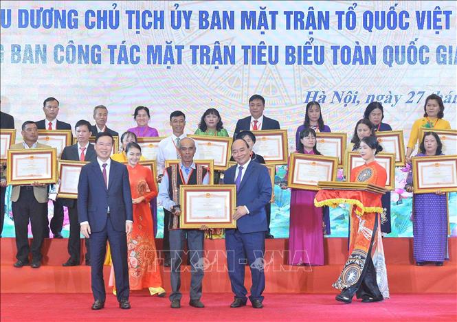 Chủ tịch nước Nguyễn Xuân Phúc và Thường trực Ban Bí thư Võ Văn Thưởng trao Bằng khen của Thủ tướng Chính phủ cho các điển hình tiêu biểu. Ảnh: Minh Đức/TTXVN
