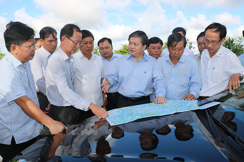 Ủy viên Trung ương Đảng - Bí thư Tỉnh ủy Lê Đức Thọ khảo sát thực địa hướng tuyến dự án tuyến đường ven biển tại huyện Ba Tri.