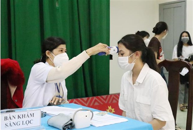 Khám sàng lọc trước khi tiêm vắc-xin phòng COVID-19 cho học sinh trường THPT Buôn Ma Thuột, thành phố Buôn Ma Thuột. Ảnh: Tuấn Anh/TTXVN