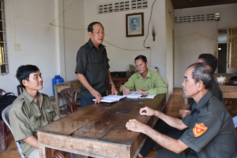 Ông Nguyễn Văn Phong Ba phát biểu trong cuộc họp Đội dân phòng ấp Phú Bình, xã Vĩnh Bình.