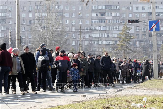 Người dân xếp hàng chờ nhận đồ viện trợ tại Mariupol, Ukraine, ngày 23-3-2022. Ảnh: THX/TTXVN