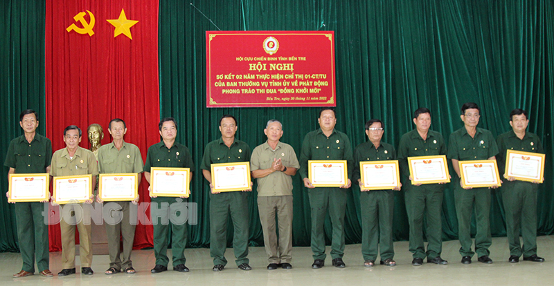 Phó chỉ tịch Hội CCB tỉnh Nguyễn Văn Hải trao giấy khen cho các tập thể có thành tích xuất sắc.
