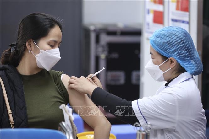 Nhân viên y tế tiêm vaccine phòng COVID-19 cho người dân. Ảnh tư liệu: Minh Quyết/TTXVN