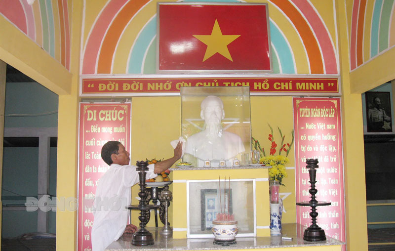 Ông Nguyễn Văn Bạch đang lau dọn bàn thờ Bác Hồ. 