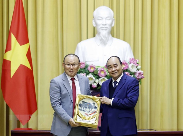 Chủ tịch nước Nguyễn Xuân Phúc tặng quà lưu niệm cho Huấn luyện viên trưởng Đội tuyển Bóng đá Việt Nam Park Hang-seo. (Ảnh: Thống Nhất/TTXVN)