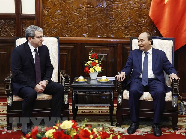 Chủ tịch nước Nguyễn Xuân Phúc tiếp Đại sứ Azerbaijan Shovgi Kamal Oglu Mehdizade. (Ảnh: Thống Nhất/TTXVN)