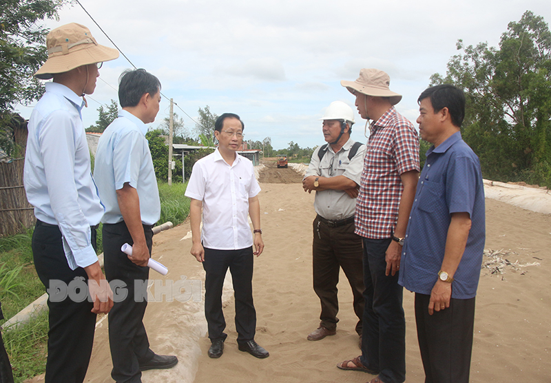 Đoàn kiểm tra thực tế Tiểu dự án 5 thuộc dự án chống chịu khí hậu tổng hợp và sinh kế bền vững đồng bằng Sông Cửu Long.