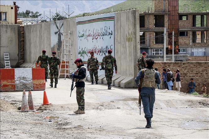 Lực lượng an ninh gác tại hiện trường một vụ tấn công ở ngoại ô Kabul, Afghanistan. Ảnh tư liệu: AFP/TTXVN