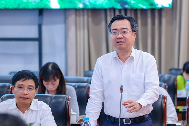 Bộ trưởng Bộ Xây dựng Nguyễn Thanh Nghị giải đáp các vấn đề liên quan tại cuộc làm việc - Ảnh: VGP/Nhật Bắc