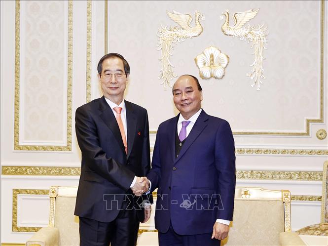 Chủ tịch nước Nguyễn Xuân Phúc hội kiến Thủ tướng Hàn Quốc Han Duck-soo. Ảnh: Thống Nhất/TTXVN
