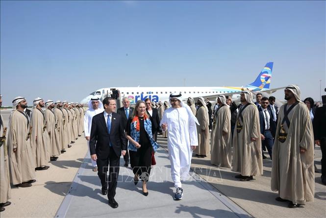 Ngoại trưởng UAE, Abdullah bin Zayed Al Nahyan (phải) tiếp đón Tổng thống Israel, Isaac Herzog. Ảnh: TTXVN phát