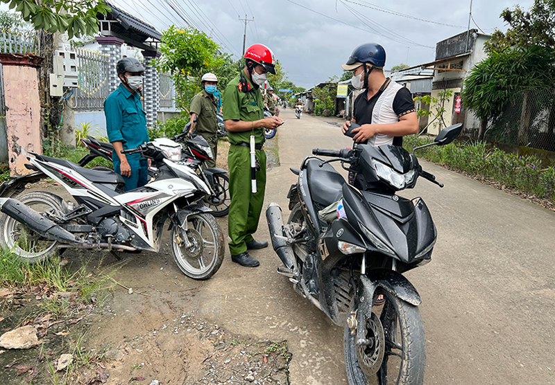 Công an xã Bình Thạnh phối hợp với các lực lượng khác tổ chức tuần tra giao thông.
