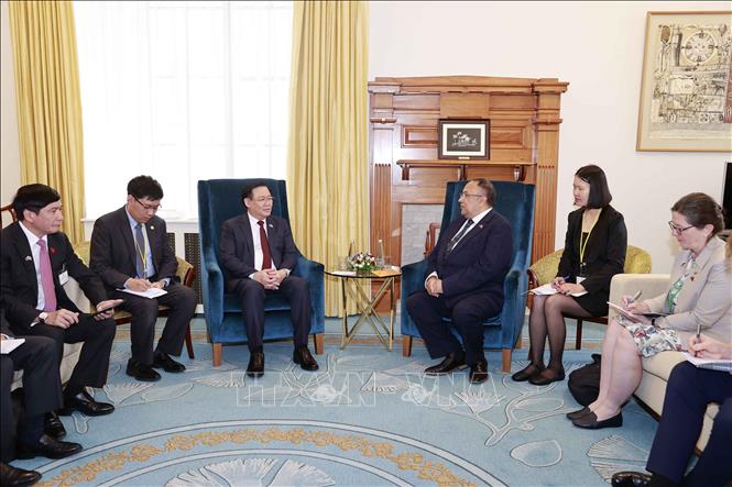 Chủ tịch Quốc hội Vương Đình Huệ gặp Chủ tịch Quốc hội New Zealand Adrian Rurawhe. Ảnh: Doãn Tấn/TTXVN