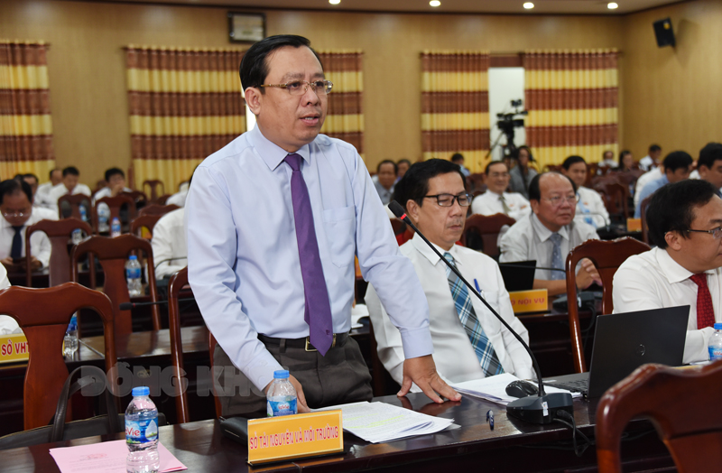 Giám đốc Sở Tài nguyên và Môi trường Bùi Minh Tuấn phát biểu tại phiên thảo luận. Ảnh: Thanh Đồng