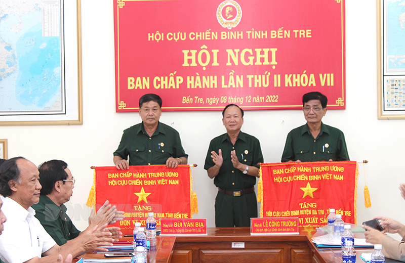 Thiếu tướng Lê Công Trường - Chủ tịch Hội CCB tỉnh trao cờ thi đua của Trung ương Hội CCB Việt Nam cho đại diện lãnh đạo các đơn vị có thành tích xuất sắc.