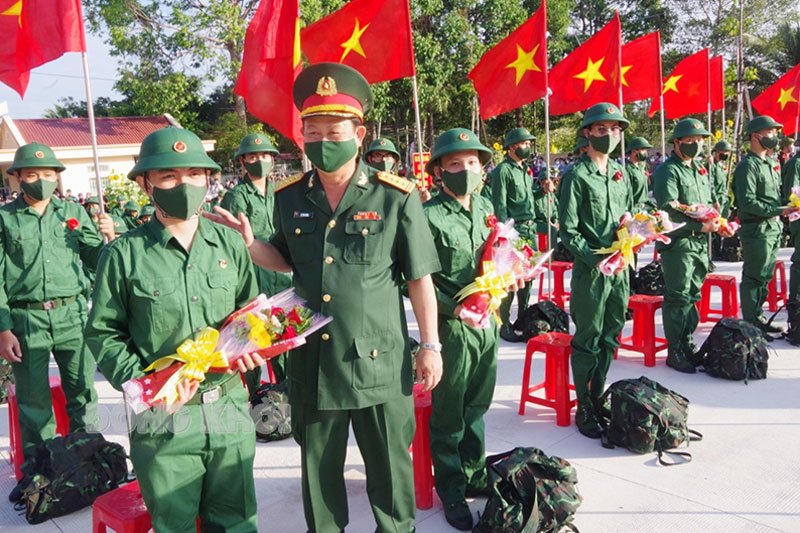 Đại tá Lê Văn Hùng - Chính ủy Bộ Chỉ huy Quân sự tỉnh tiễn thanh niên lên đường nhập ngũ năm 2022. Ảnh: Bùi Linh
