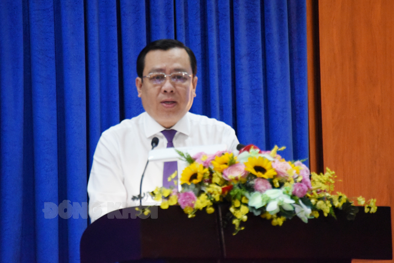 Giám đốc Sở Tài nguyên và Môi trường Bùi Minh Tuấn trả lời chất vấn tại cuộc họp HĐND tỉnh lần thứ 7. Ảnh Thanh Đồng