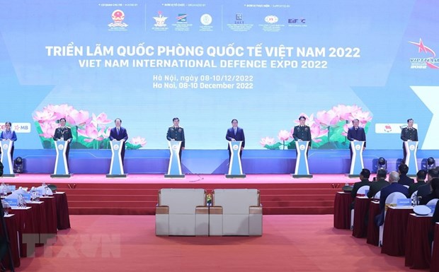 Thủ tướng Phạm Minh Chính và các đại biểu bấm nút khai mạc Triển lãm Quốc phòng quốc tế Việt Nam 2022. Ảnh: Dương Giang/TTXVN