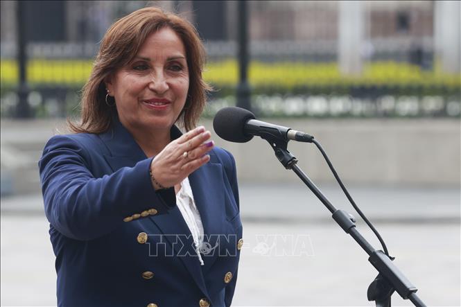 Tân Tổng thống Peru Dina Boluarte phát biểu với báo giới tại thủ đô Lima ngày 8-12-2022. Ảnh: AFP/TTXVN