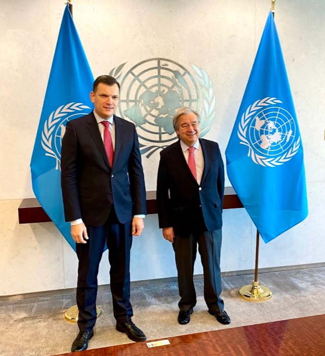 Thứ trưởng Ngoại giao Belarus Yury Ambrazevich và Tổng thư ký Liên hợp quốc Antonio Guterres (phải). Ảnh: twitter.com/yambrazevich